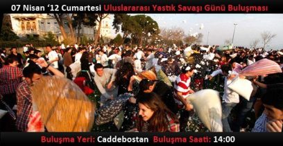 Groot kussengevecht in Kadikoy Istanbul Caddebostan