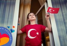 Heel Turkije zingt vanavond volkslied voor kinderdag en ter ere van 100-jarig bestaan parlement